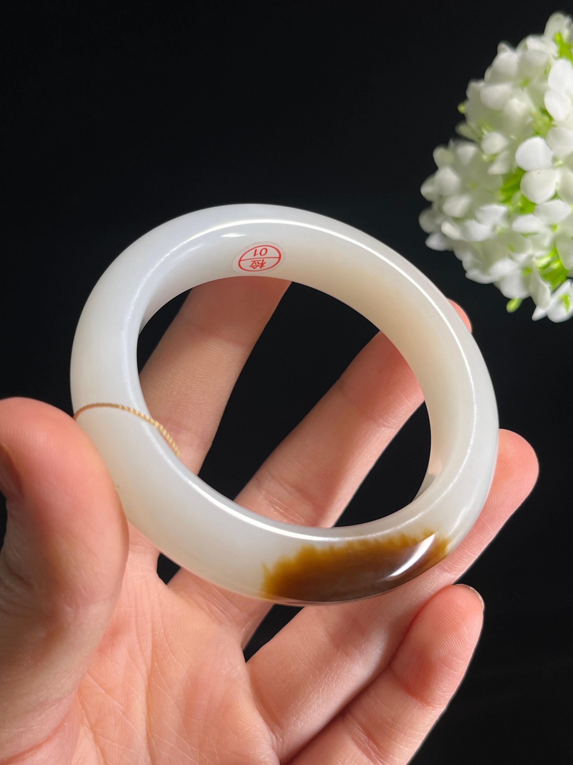 新疆天然和田玉“霜边暖珀”且末糖白收藏级手镯（卡55）（yc278472）