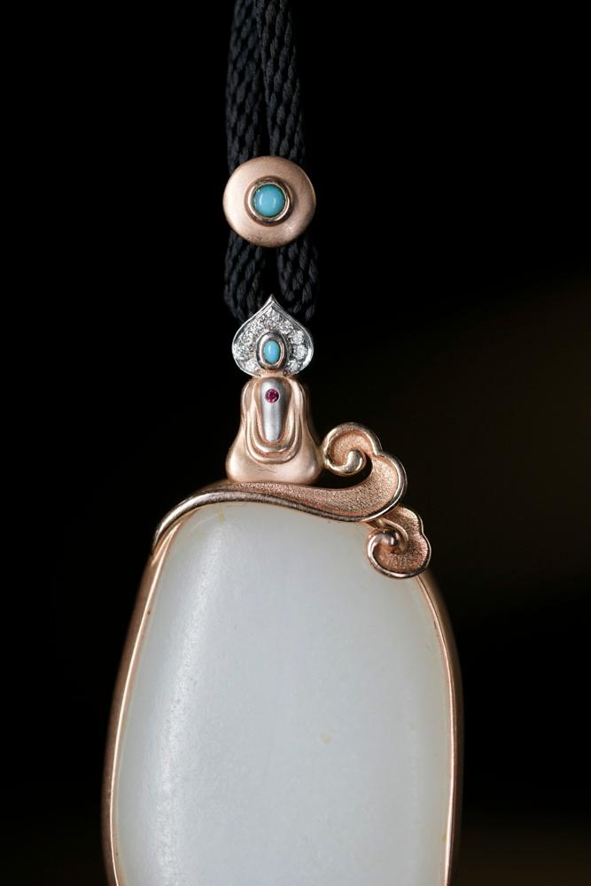 18k金镶和田玉暖白种带皮包金籽料原石挂件（yc250989）