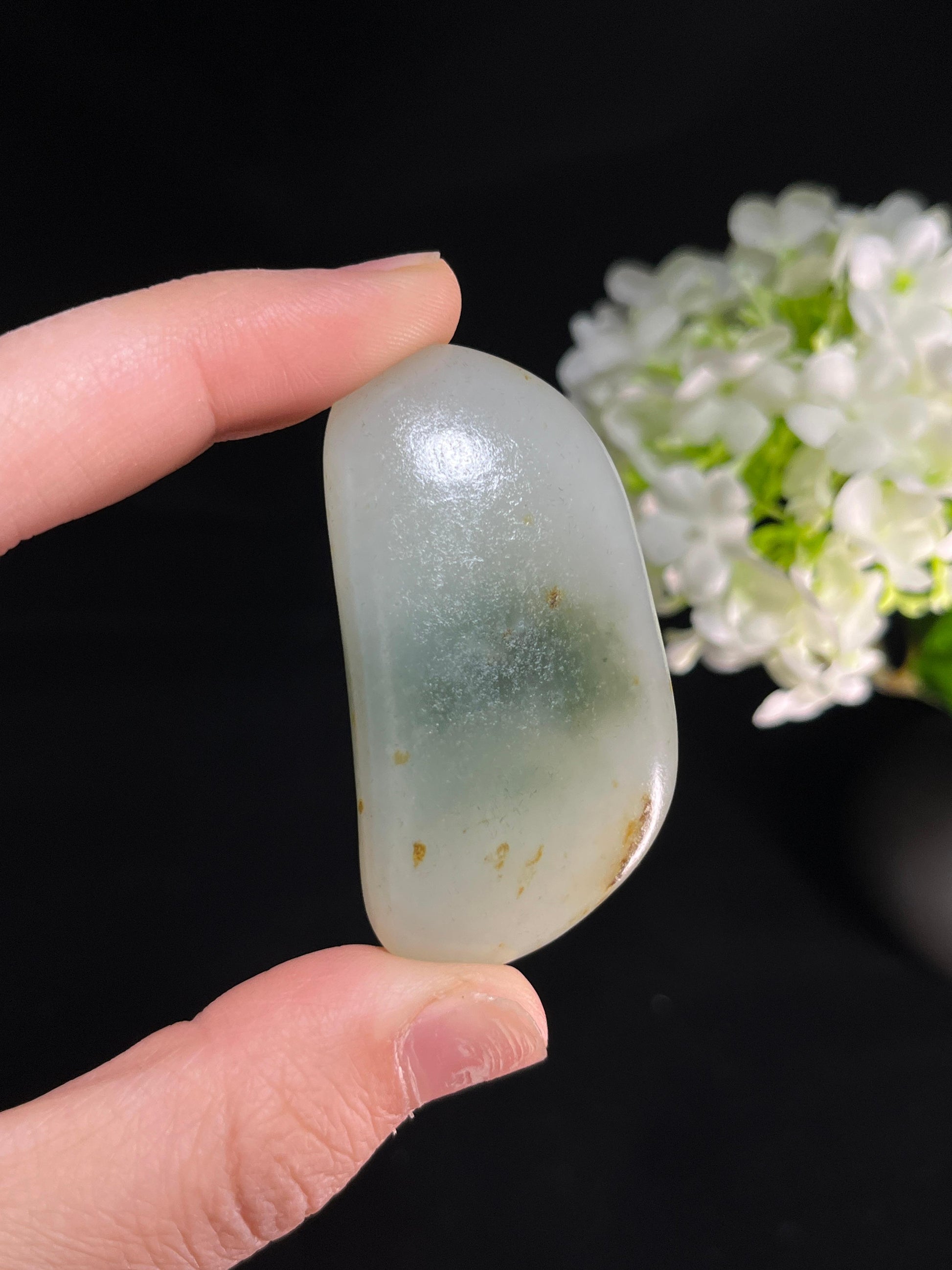 新疆和田玉白玉带翠籽料原石（yc250943）