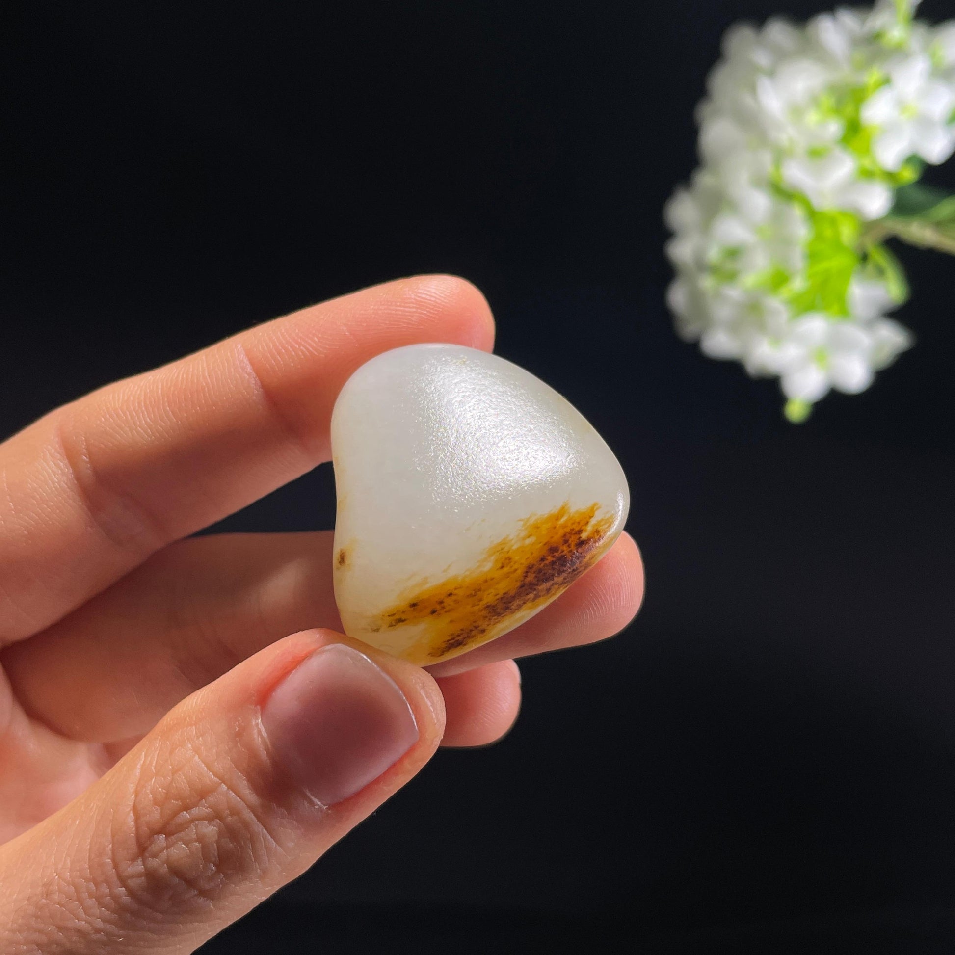 和田玉白玉“云边落蝶”聚黄皮籽料（yc324493）
