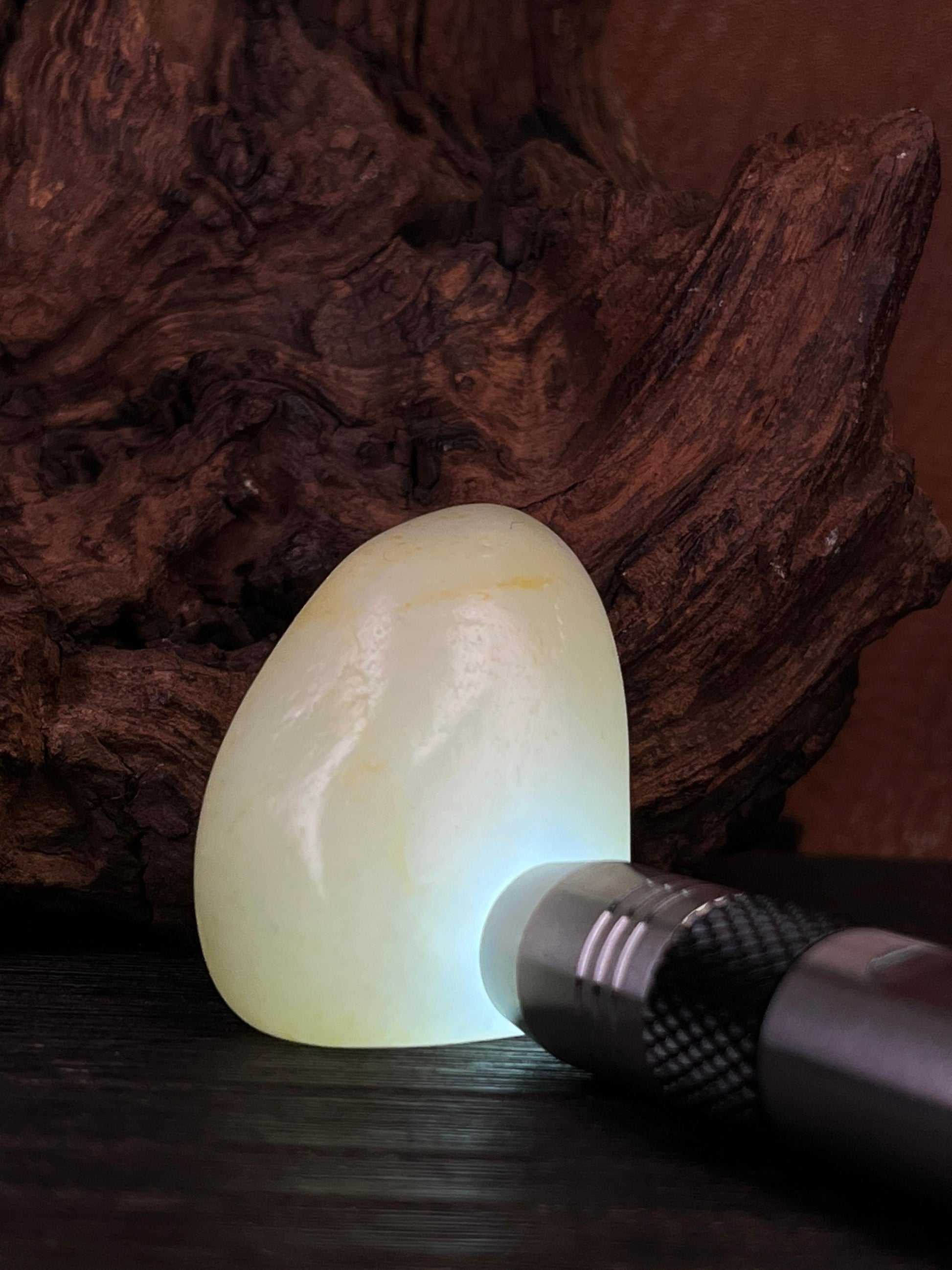 新疆和田玉白玉洒金皮籽料原石挂件（yc227803）