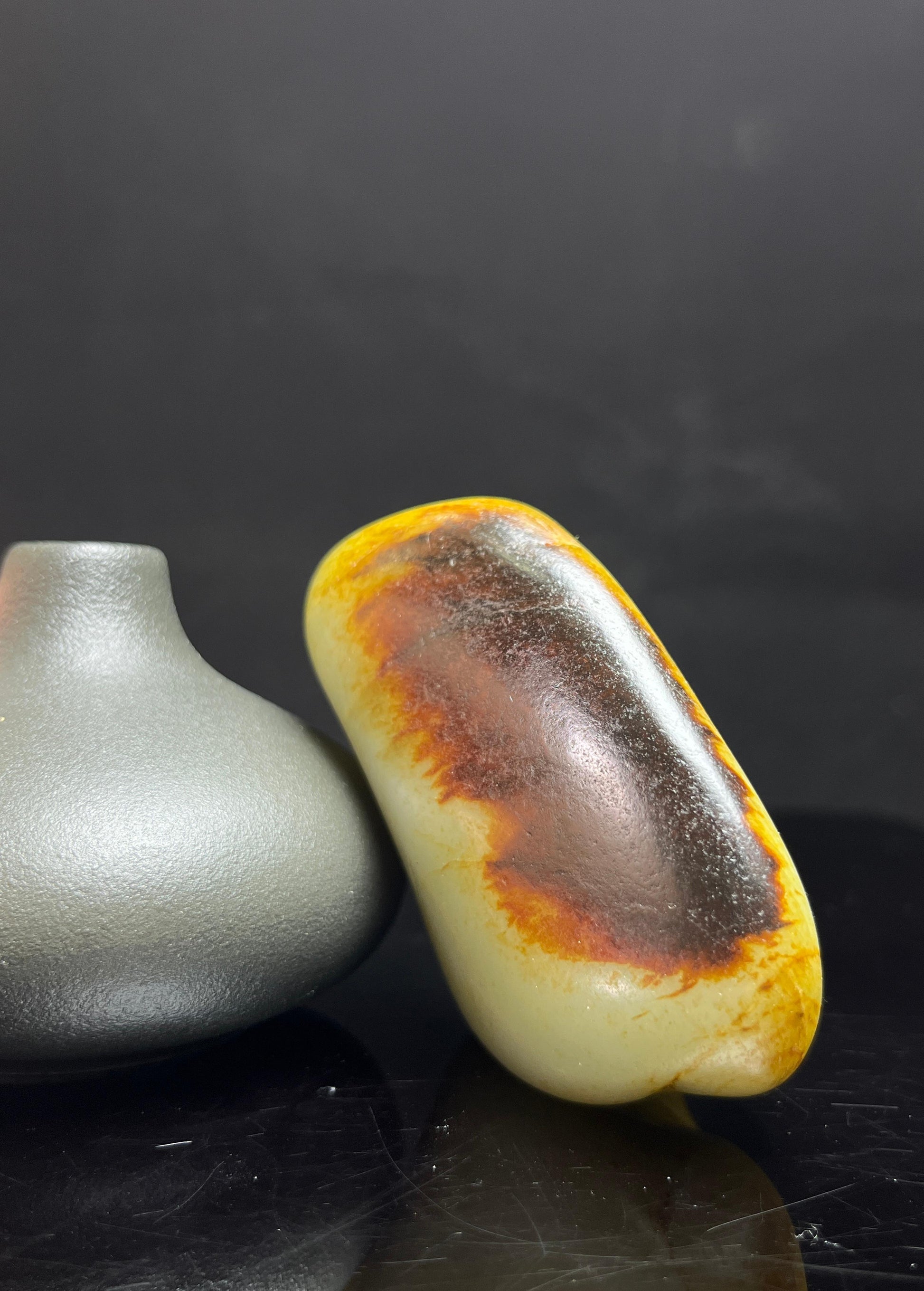 新疆和田玉籽料原石黑红皮挂件原皮独籽（yc235070）