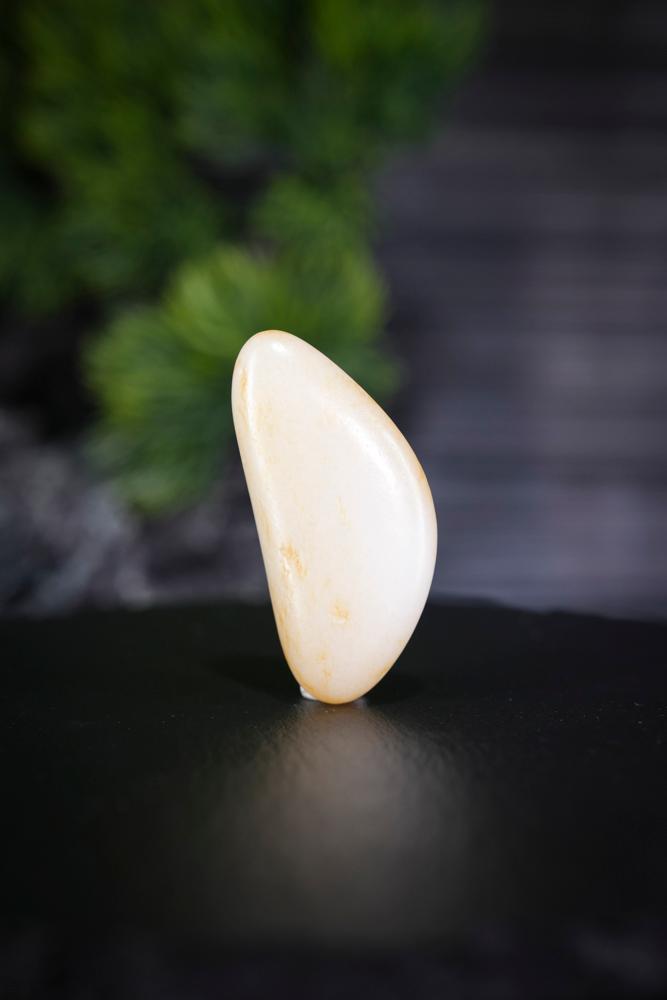 新疆和田玉洒金皮白肉“月梭玉”籽料原石挂坠（yc230255）