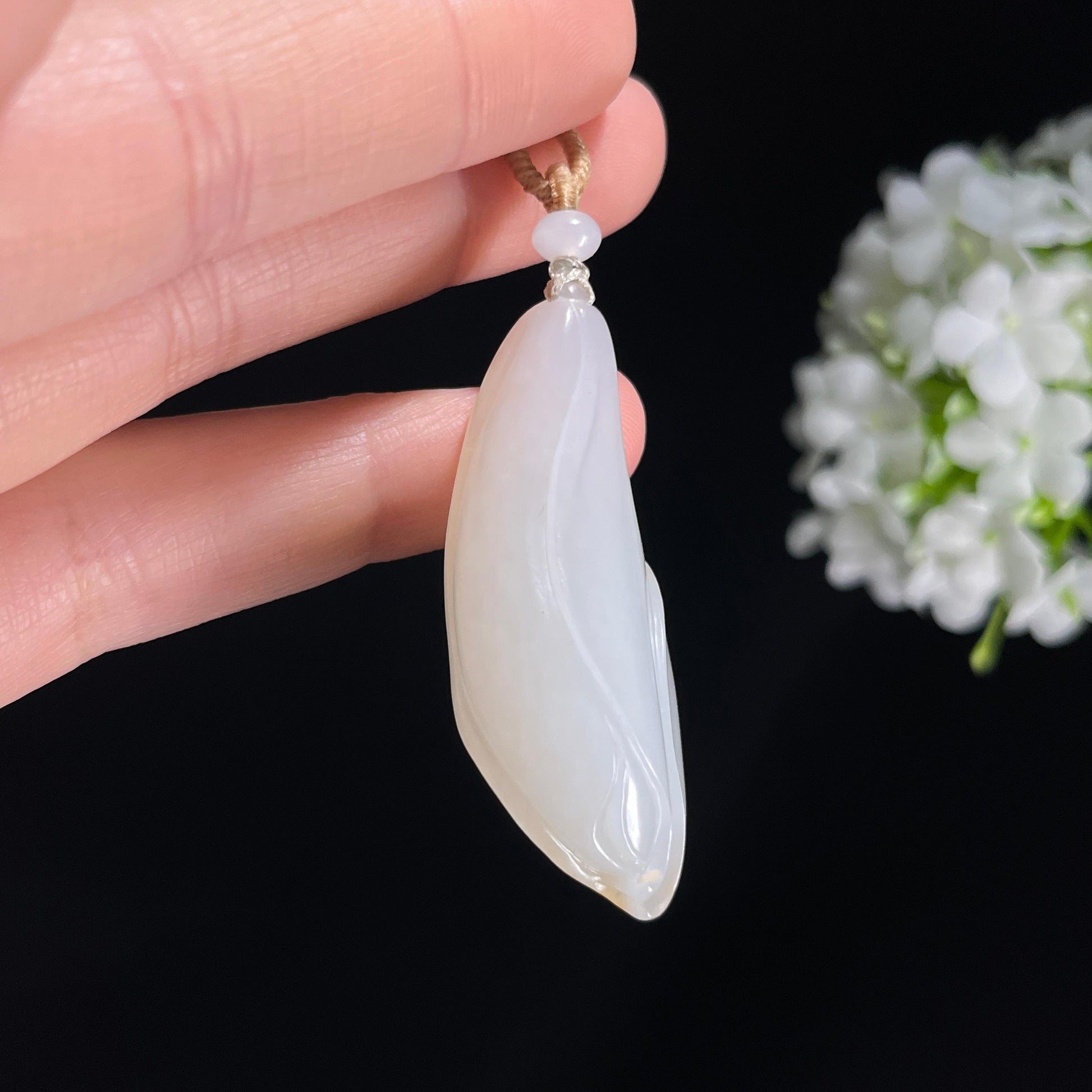 新疆天然和田玉白玉洒金皮籽料玉兰花雕刻挂件（yc379668）