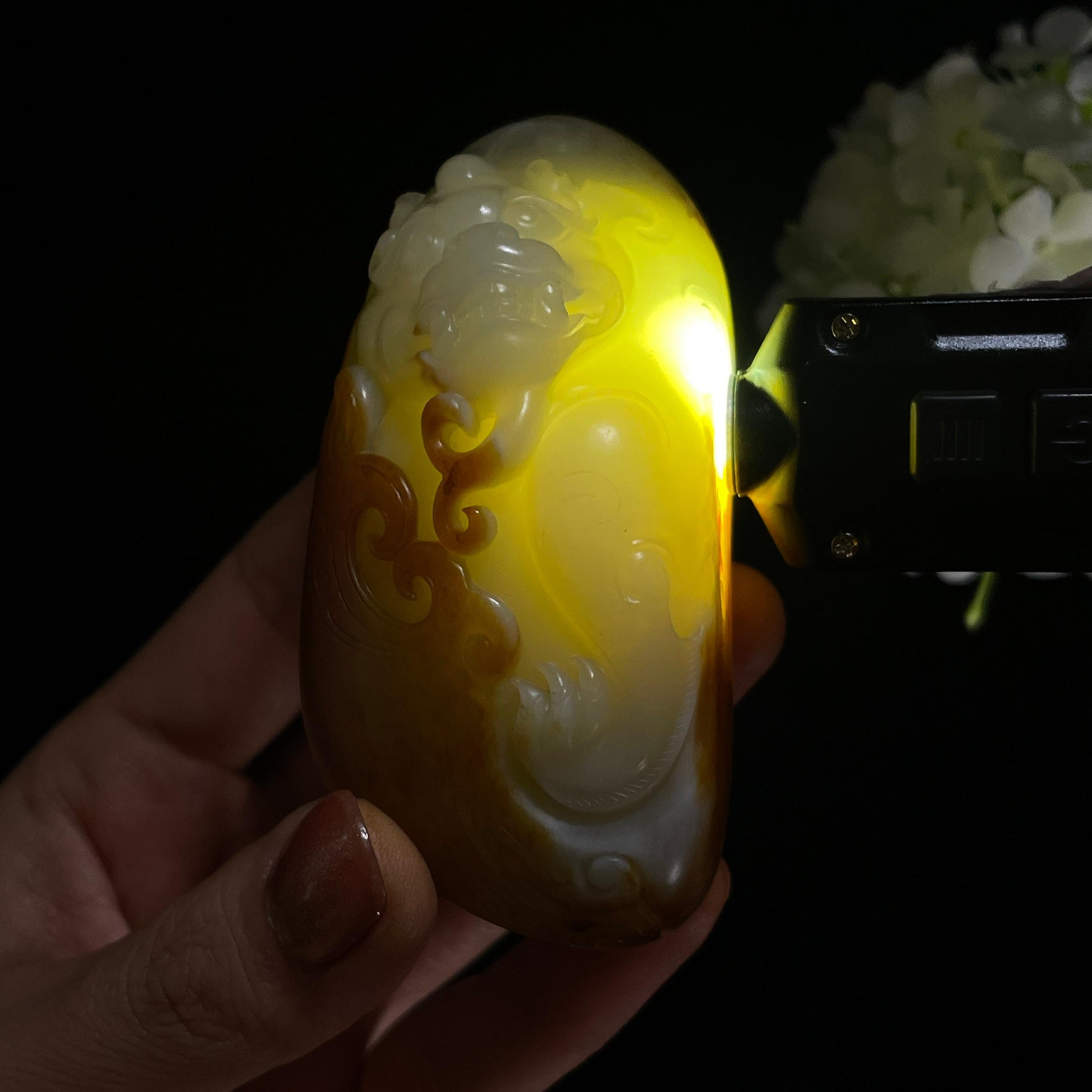 和田玉白玉聚红皮籽料貔貅把件（yc384224）