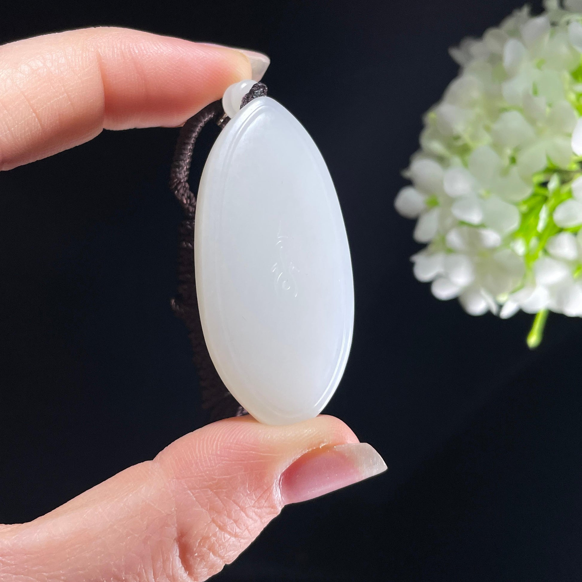 新疆天然和田玉“佛心印月”籽料特色雕刻挂件（yc389845）