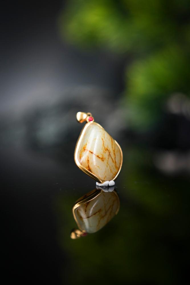 18K 金镶和田玉意境洒金皮包金吊坠（yc212906）