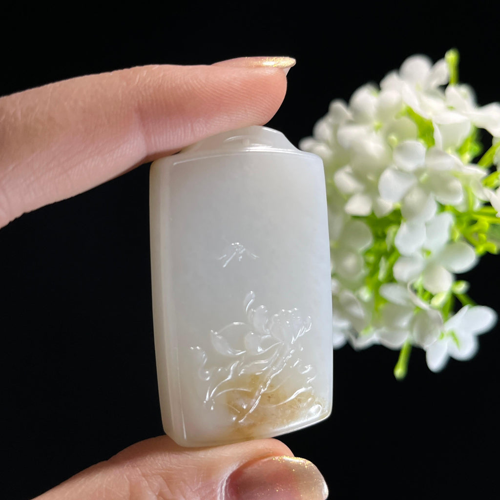 新疆天然和田玉糖白玉“金荷承露”浅雕平安牌（yc313821）