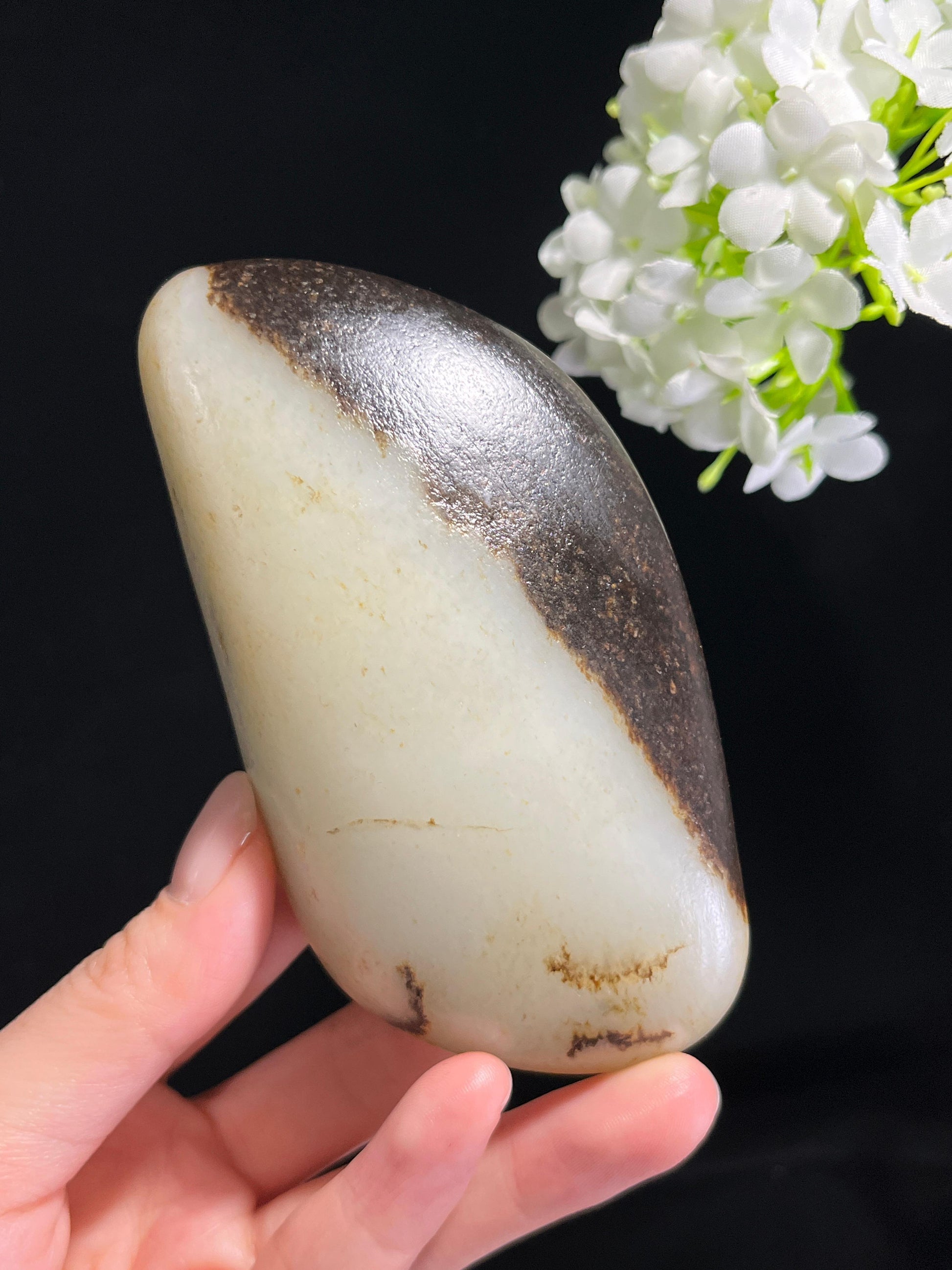 2025.11.29，和田玉白玉聚黑皮“墨云缠玉”籽料原石（yc278724）