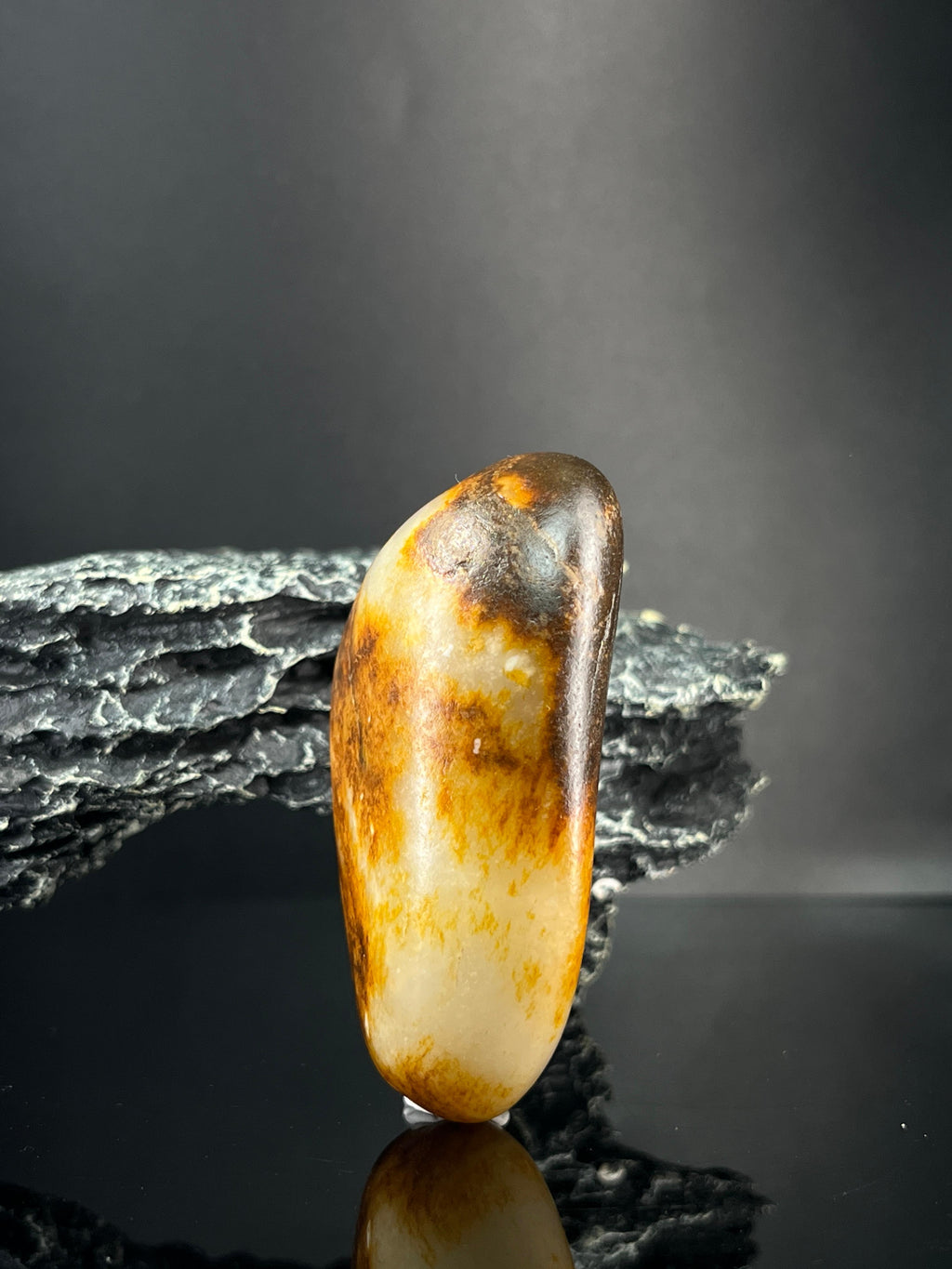 新疆和田玉聚黑带黄皮籽料原石手把件（yc240357）