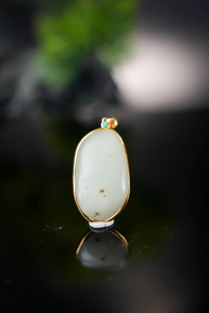 18K 金镶和田玉光白籽包金吊坠（yc212626）
