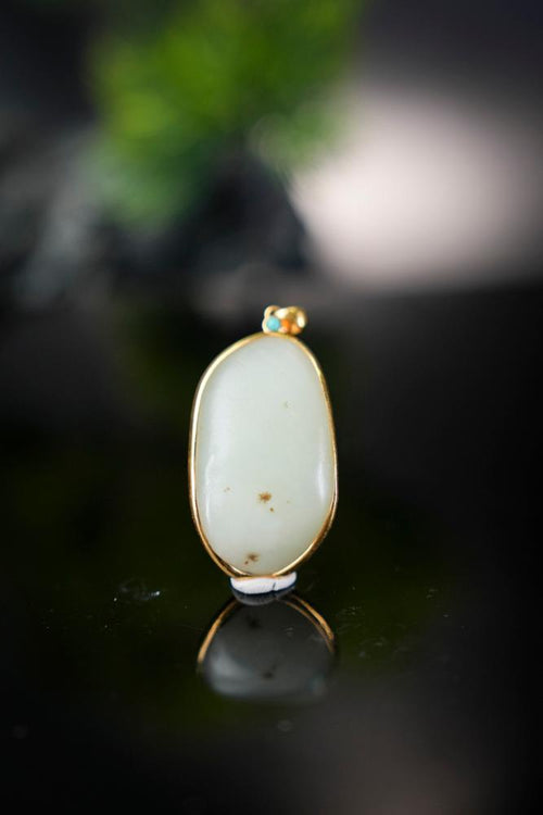 18K 金镶和田玉光白籽包金吊坠（yc212626）