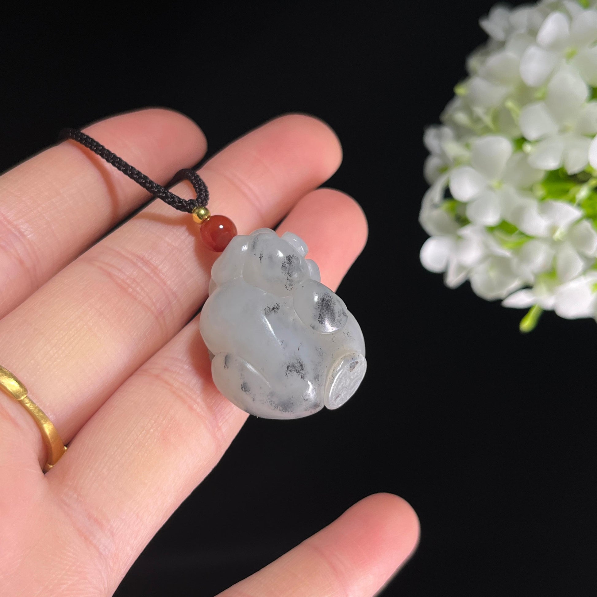 和田玉带墨青花“福猪卧福”籽料雕刻挂件（yc284643）