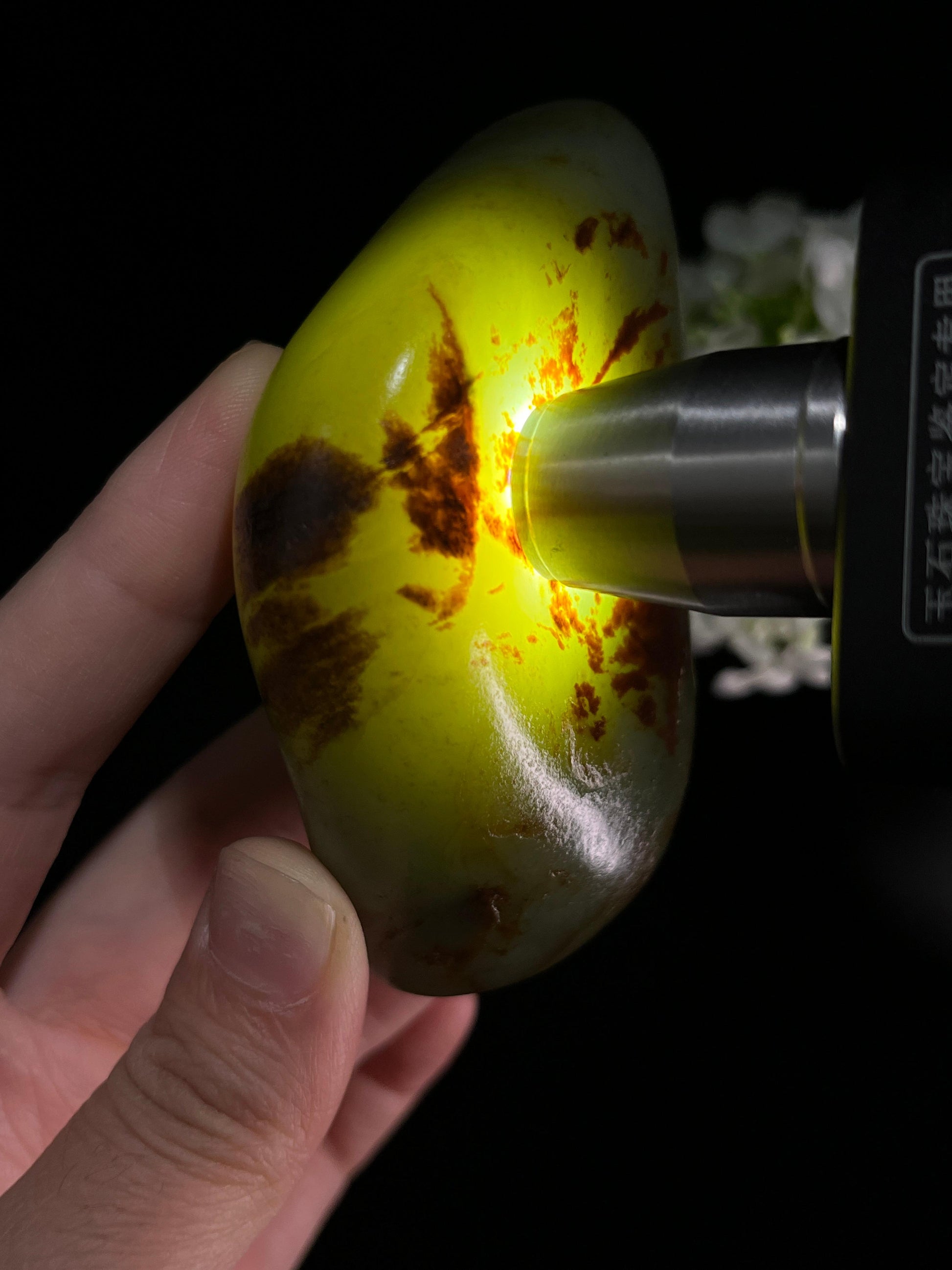 新疆和田玉青玉带红皮籽料原石（yc250961）