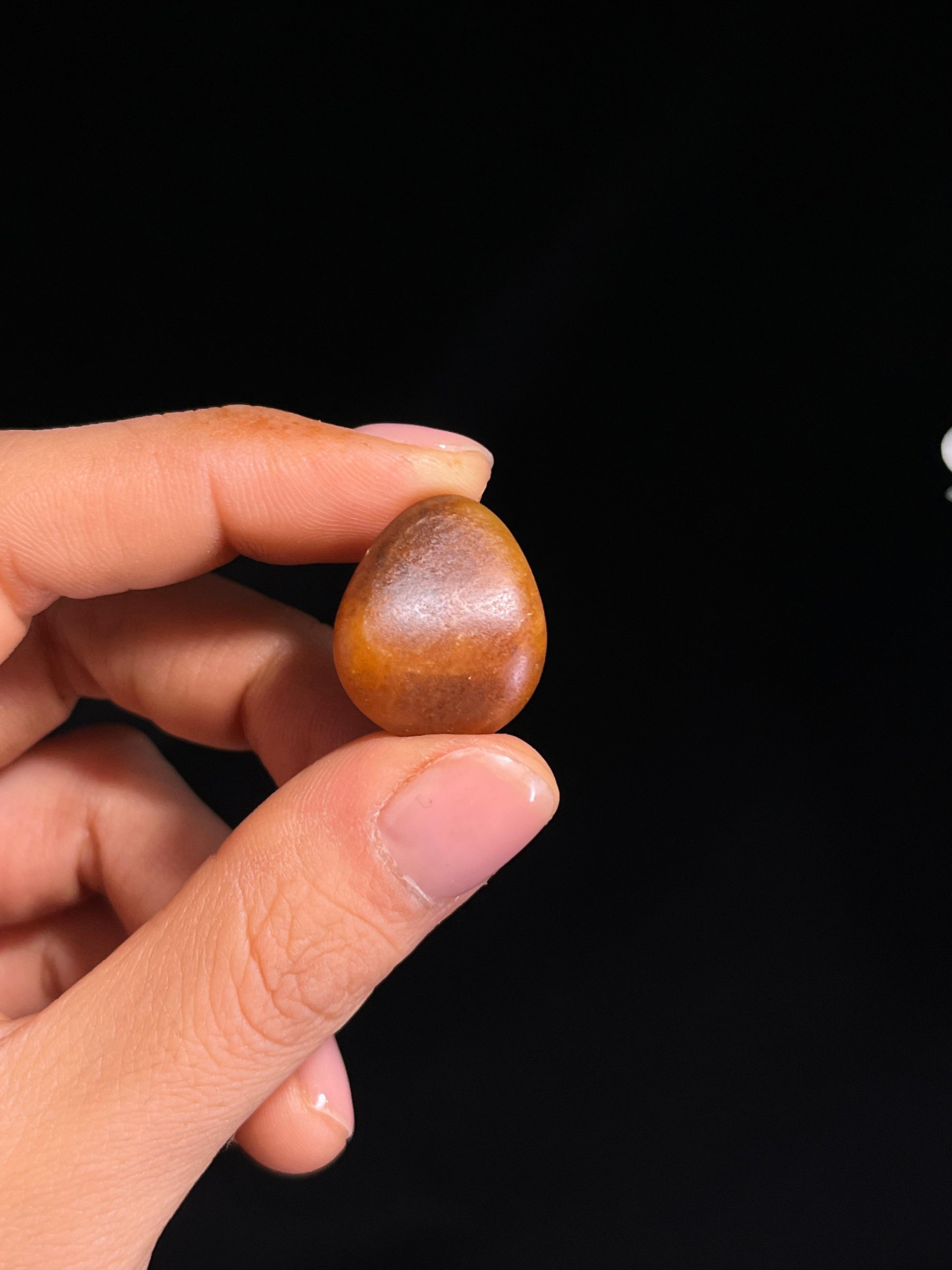 新疆天然和田玉黄沁籽料原石挂件（yc263901）