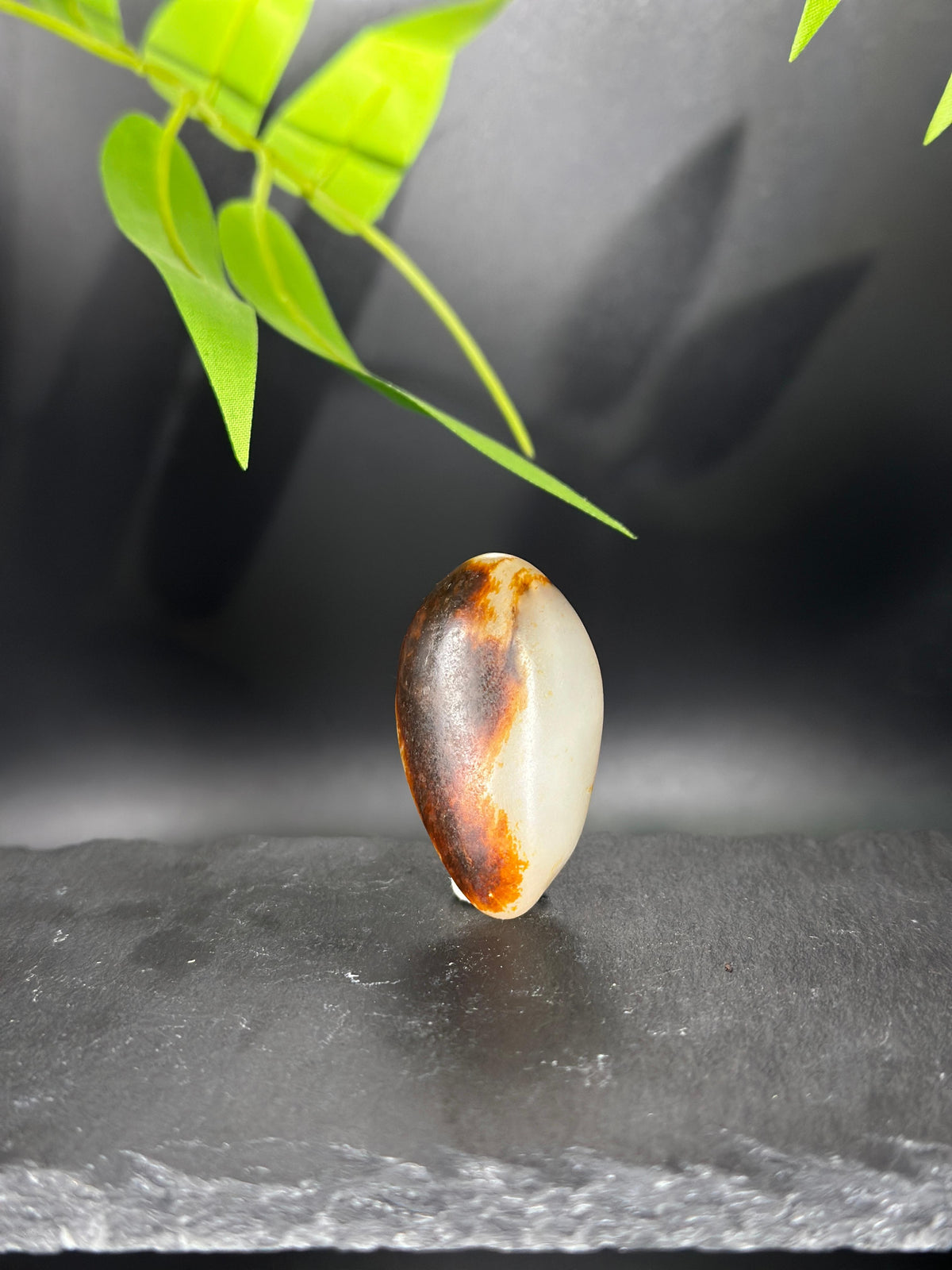 和田玉「玄袍白玉」脂白籽料黑红聚皮独籽把件（yc783207）