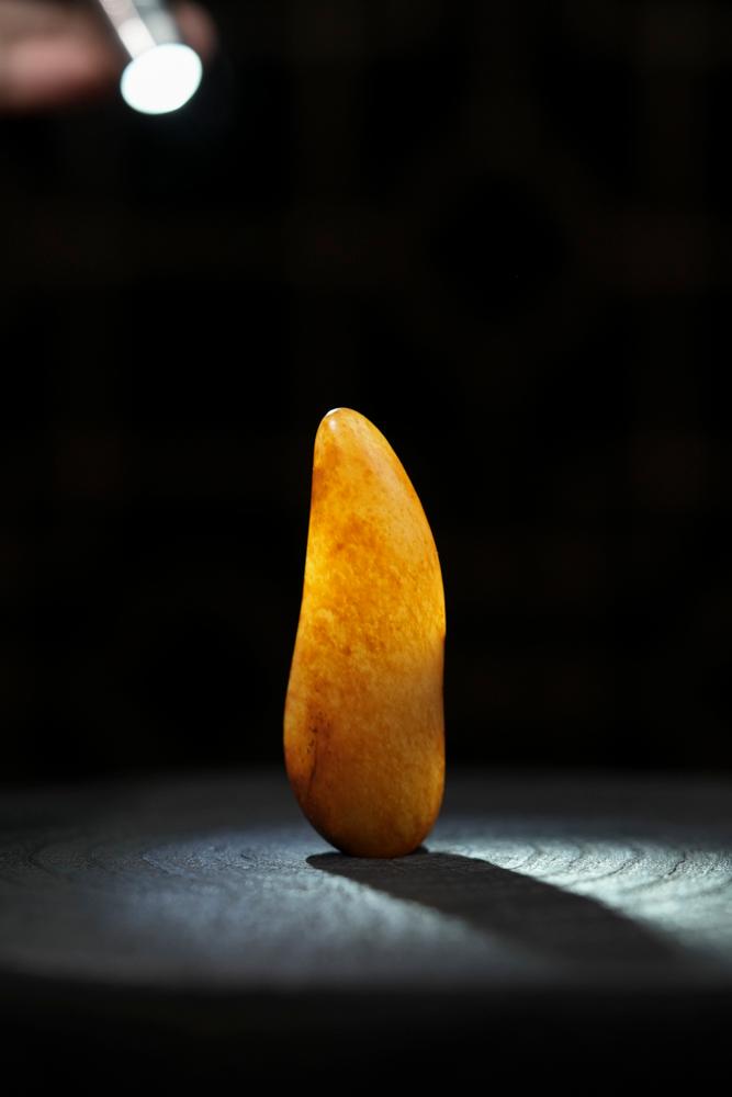 新疆和田玉黄沁红皮籽料原石随形挂件（yc233426）