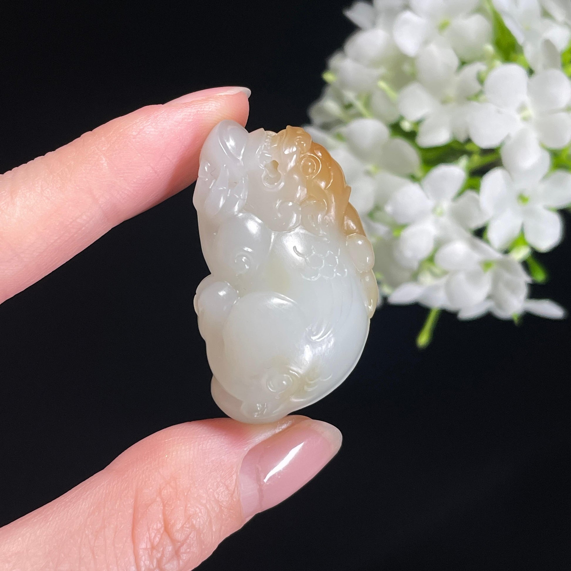和田玉且末糖白“玉貅送财”貔貅雕刻挂件（yc296631）
