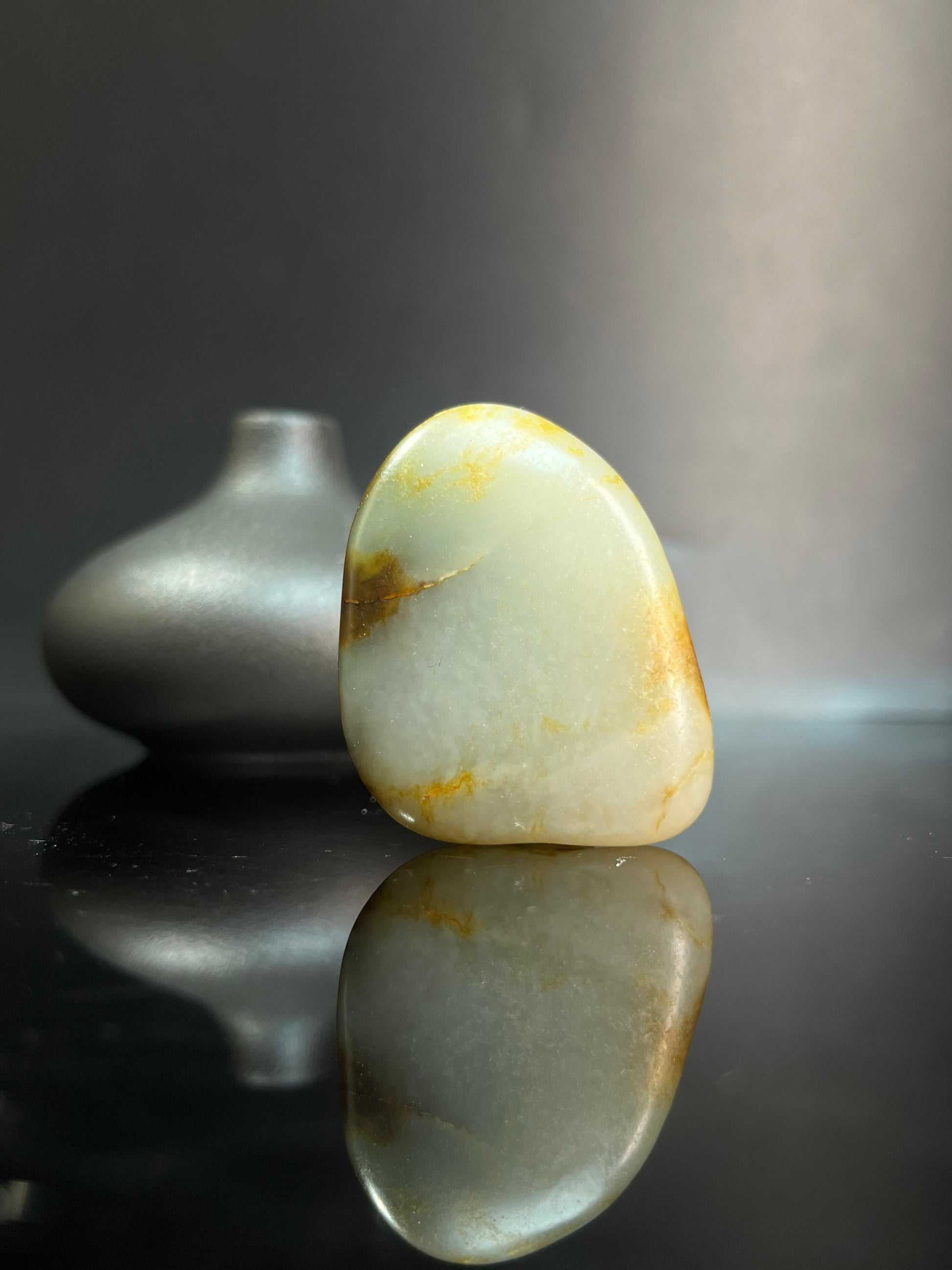 新疆和田青白玉聚黑皮籽料原石挂件（yc240638）