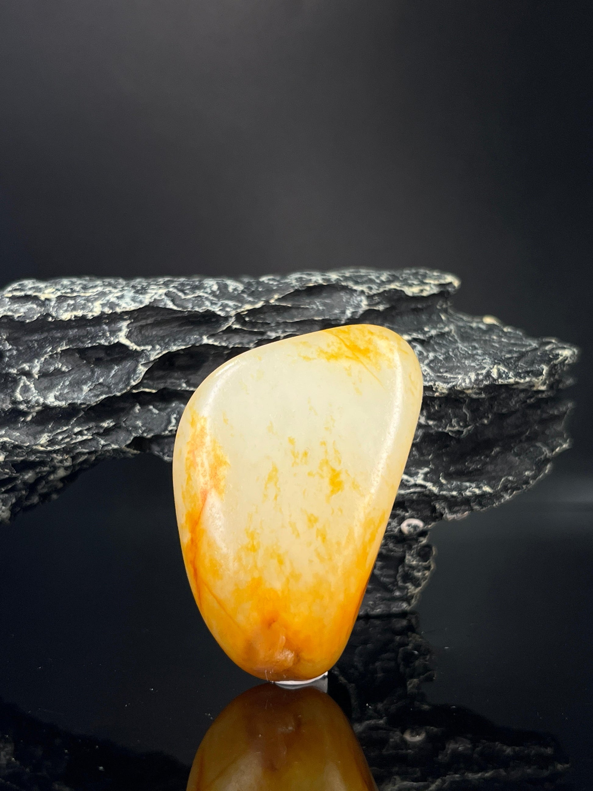 新疆和田玉黄沁洒金皮籽料原石随形挂件（yc240463）