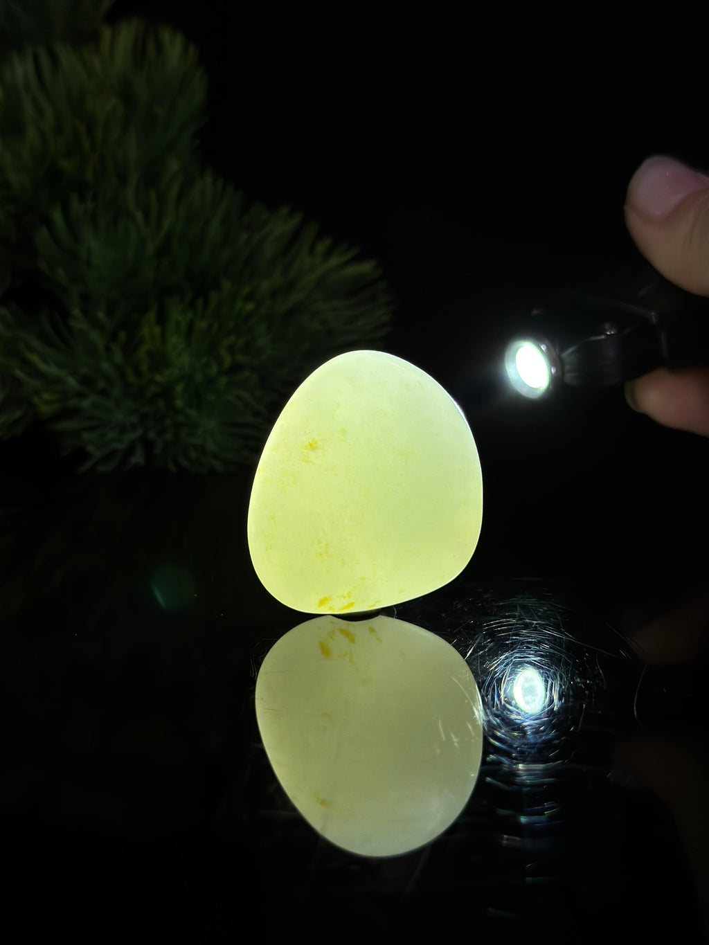 新疆和田玉“薄霜点金”羊脂白玉洒金皮挂件籽（yc467957）
