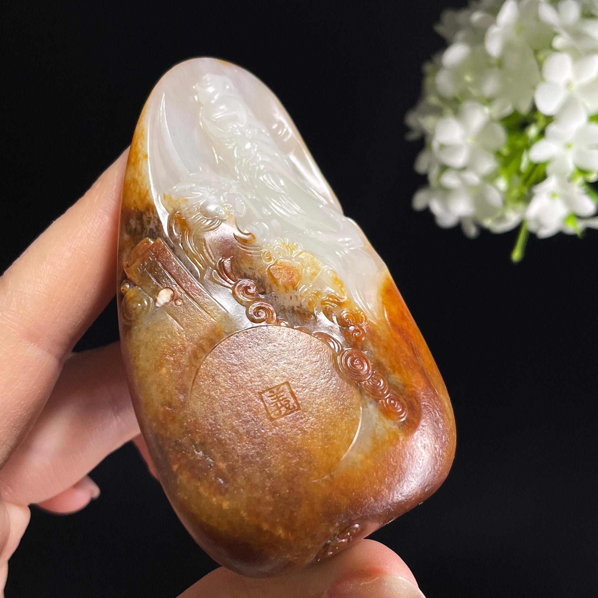 和田玉金包银“义薄云天”籽料关公雕刻（yc355912）