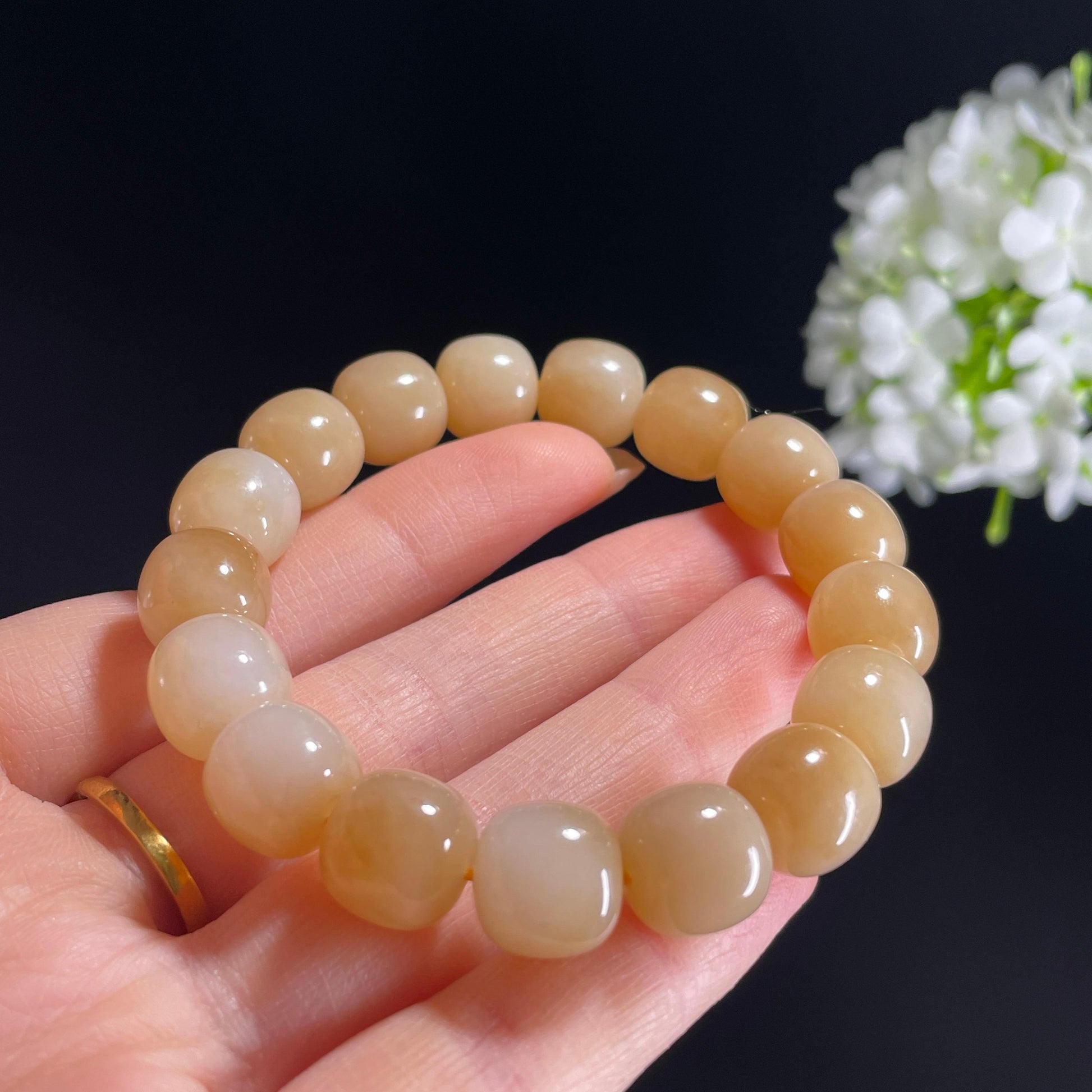 和田玉糖白玉“琥珀枕霜”老型珠手串（yc332124）