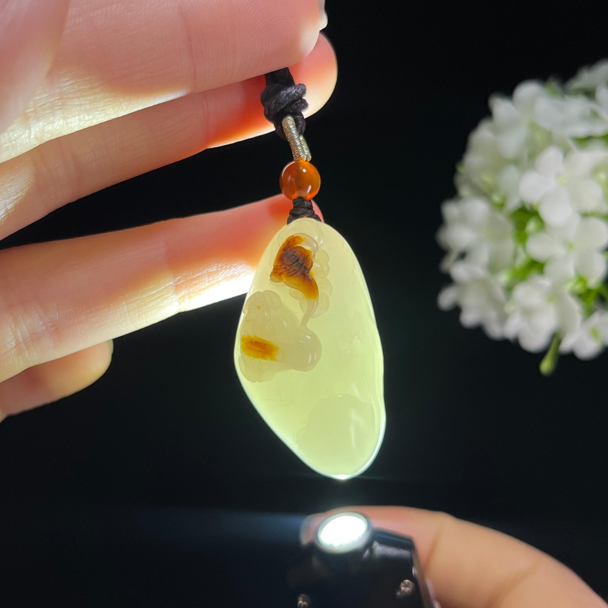 新疆天然和田玉白玉红皮籽料牛气冲天雕刻挂件（yc379651）