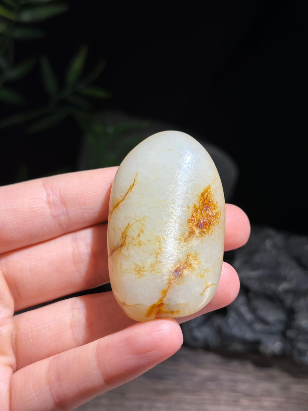 新疆和田玉珍品白玉洒金皮聚红皮籽料挂件（yc706331）