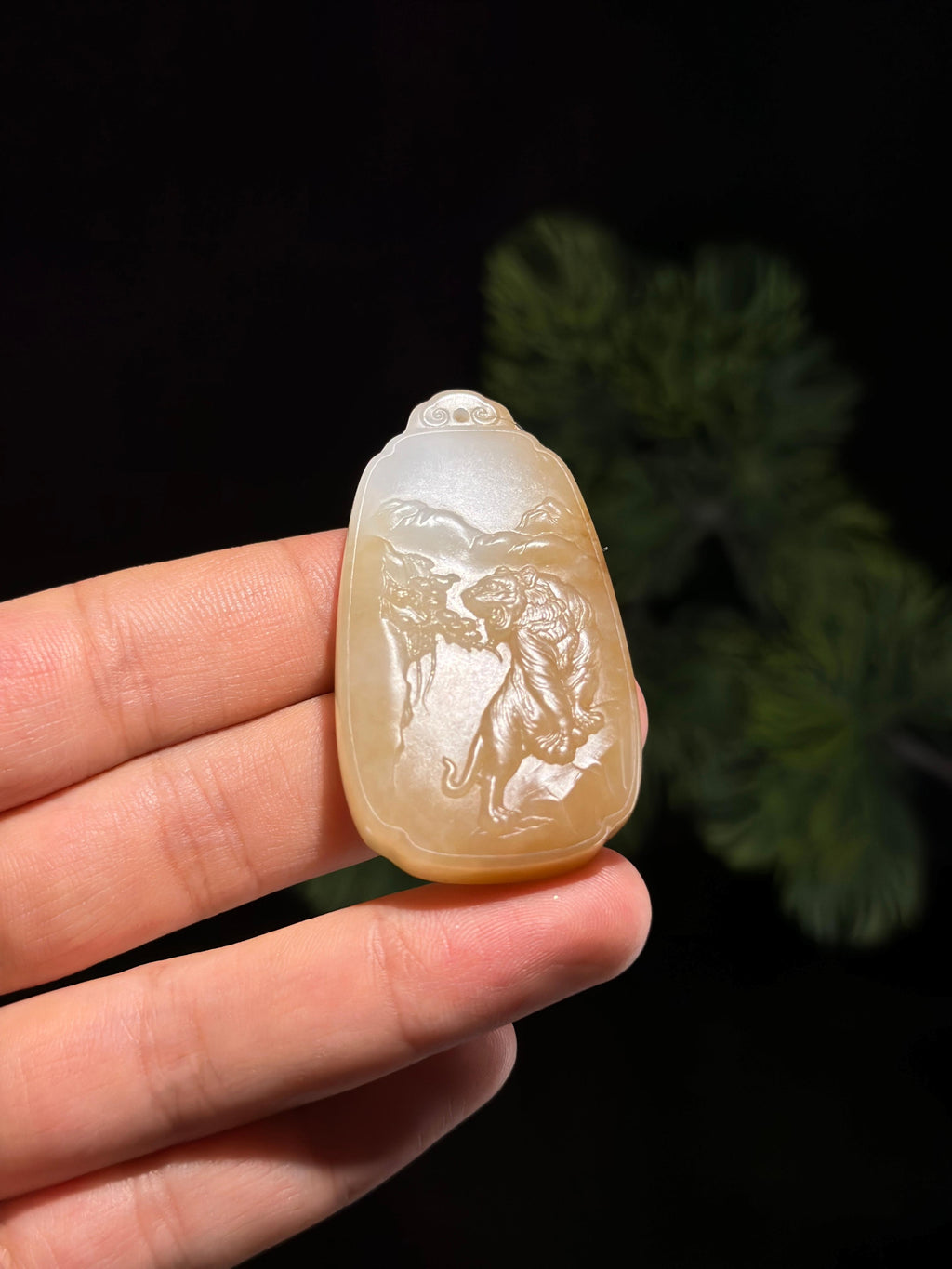 和田玉糖白玉上山虎挂件（yc485981）