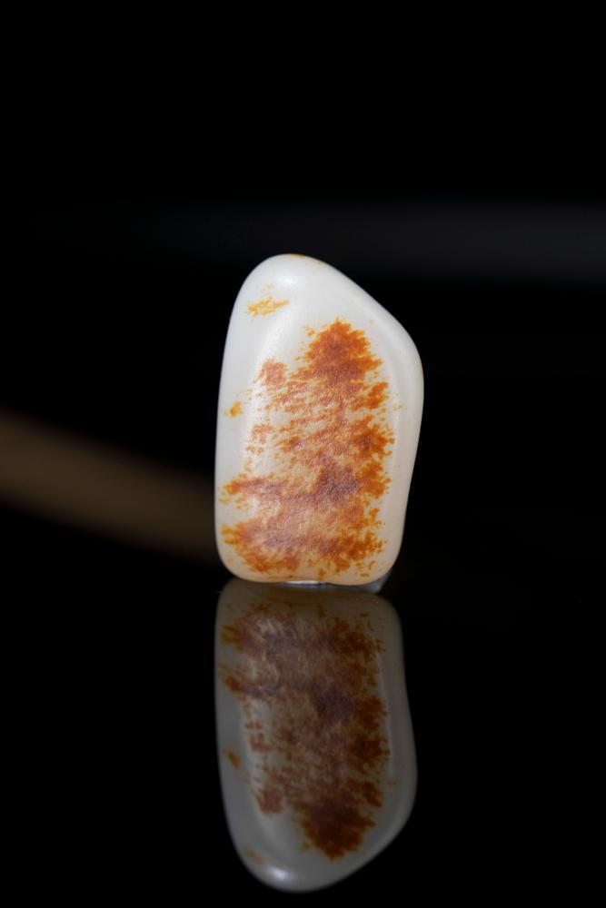 新疆天然和田玉籽料原石聚红皮精品挂件（yc234134）