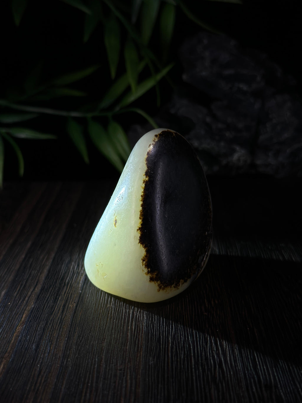 新疆和田玉青白玉聚黑皮籽料手把件（yc714321）