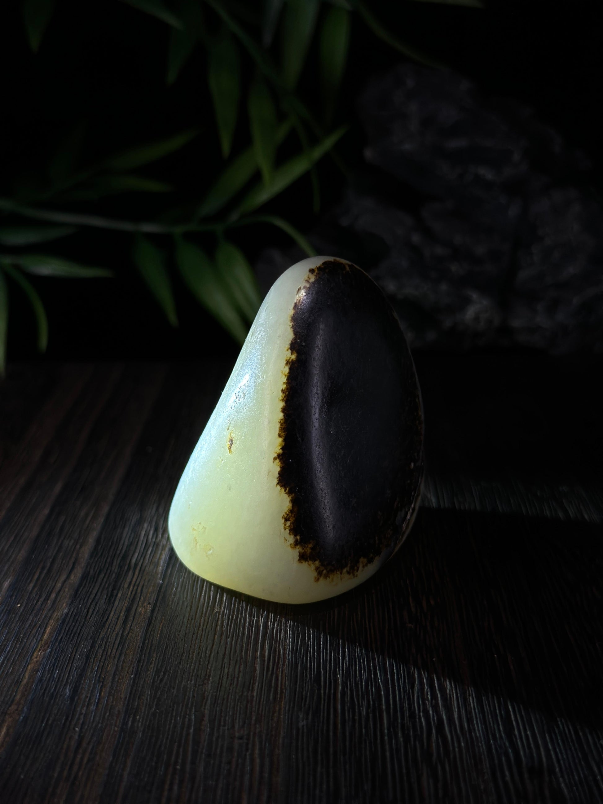 新疆和田玉青白玉聚黑皮籽料手把件（yc714321）
