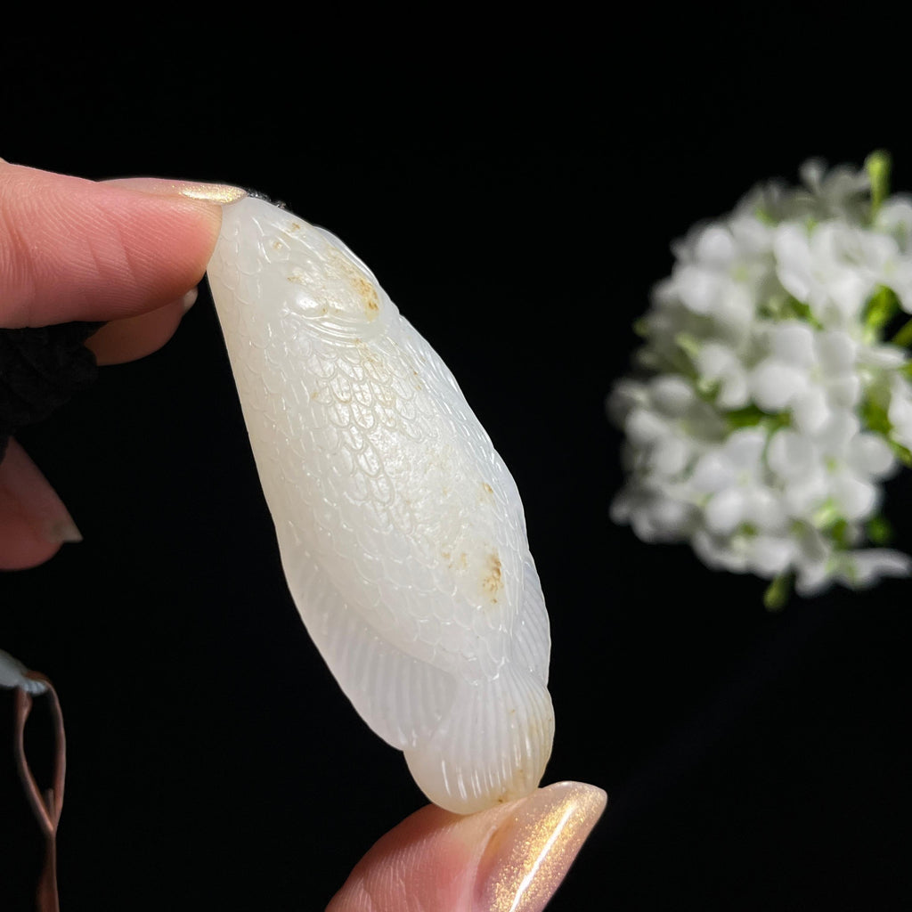 和田玉白玉洒金皮“玉池锦鳞”鱼雕刻挂件（yc303363）