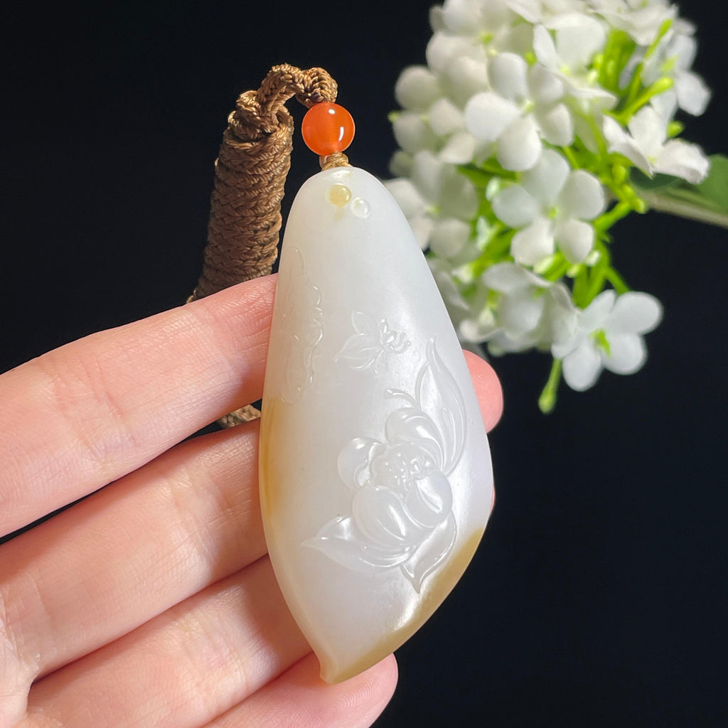 新疆天然和田玉“莲开净心”糖白料莲花雕刻吊坠（yc315421）