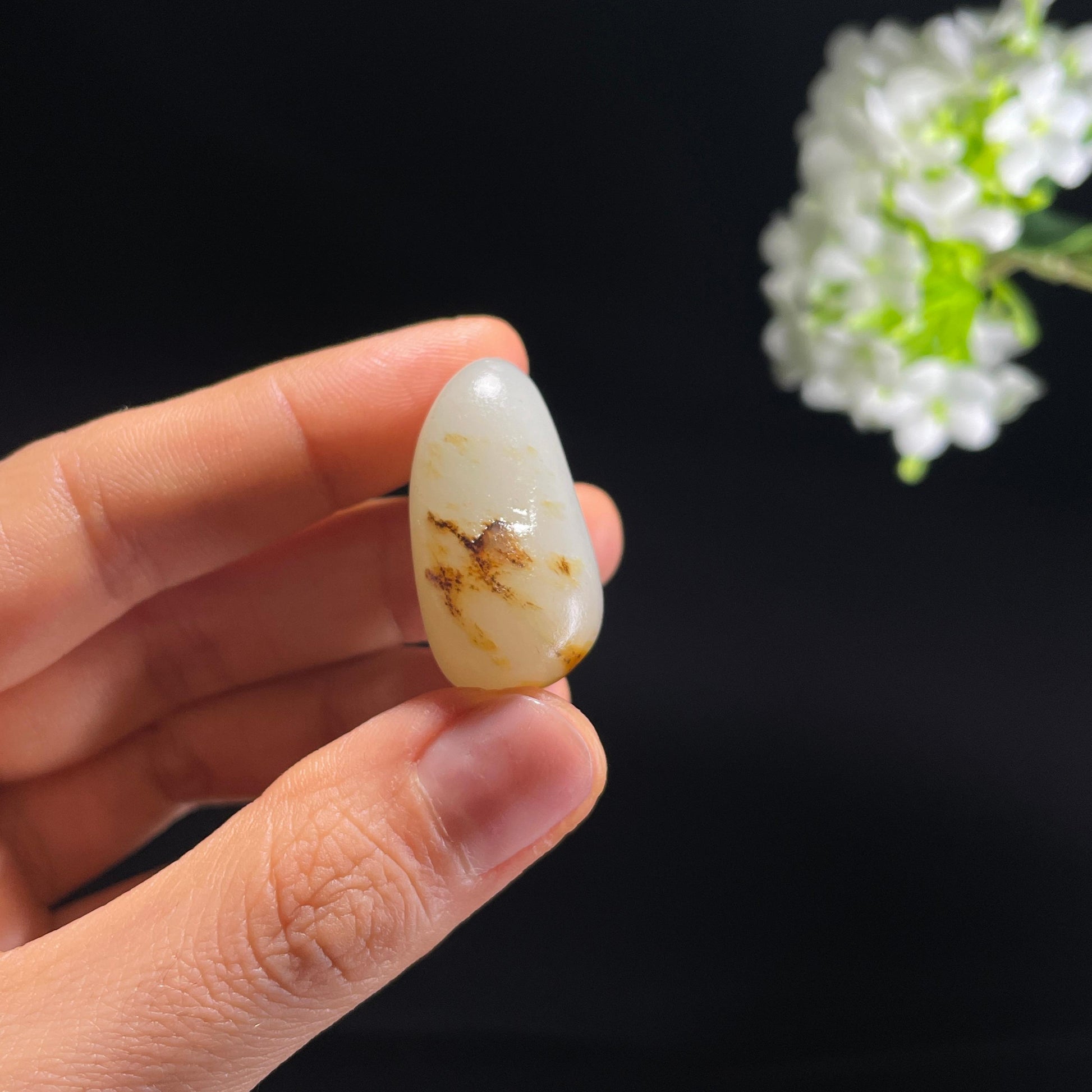 和田玉白玉“云边落蝶”聚黄皮籽料（yc324493）