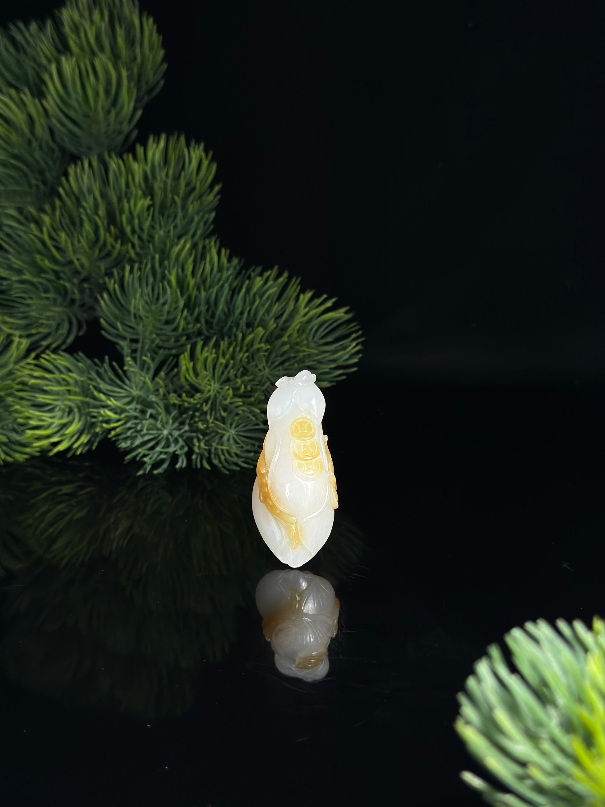 和田玉糖白玉俏色雕玉兰花挂件（yc481089）