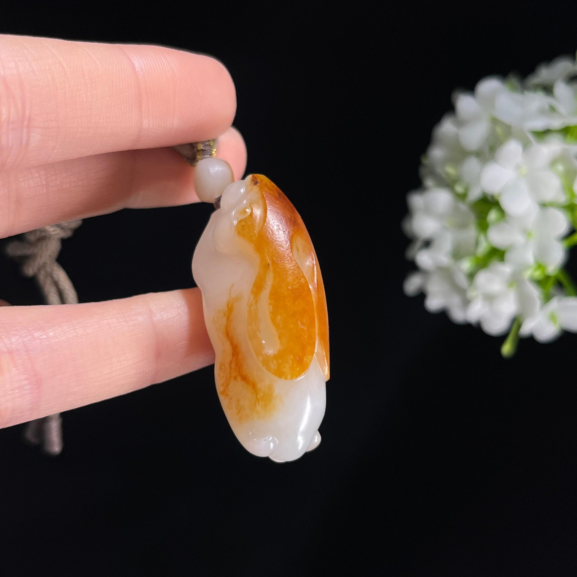 新疆天然和田玉白玉红皮籽料兔雕刻挂件（yc379511）