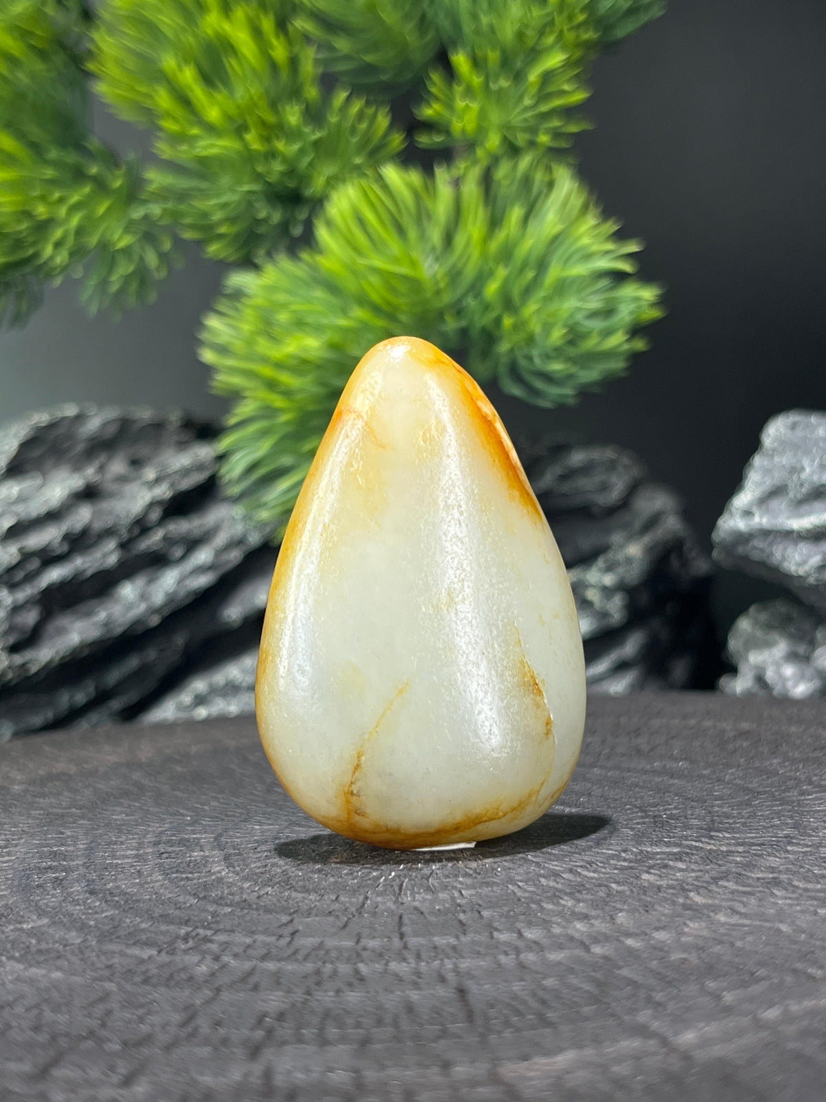 和田玉水滴形白玉聚红黄皮籽料原石挂坠（yc224587）