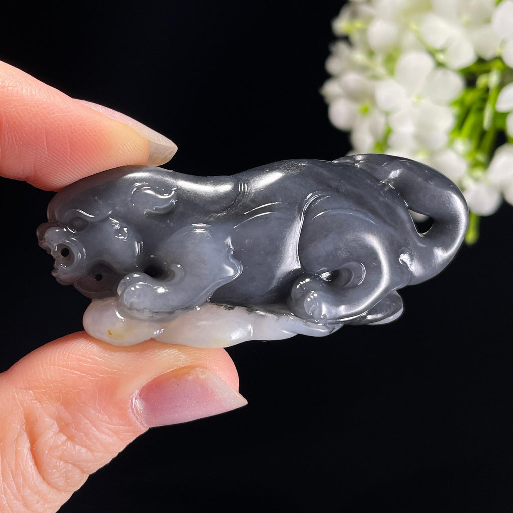 和田玉青花籽料洒金皮“踏云镇财”貔貅雕刻挂件（yc325616）
