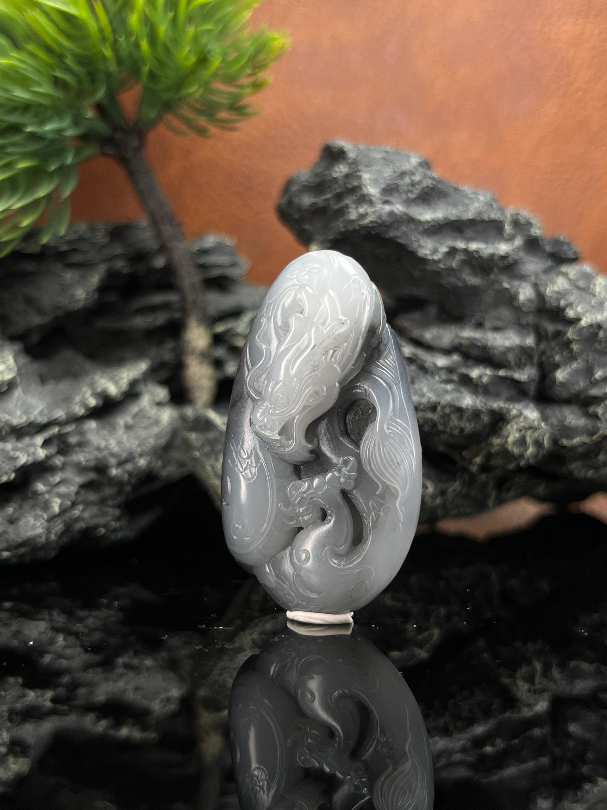 和田玉青花籽料“祥龙献瑞玉”雕刻挂坠（yc222025）