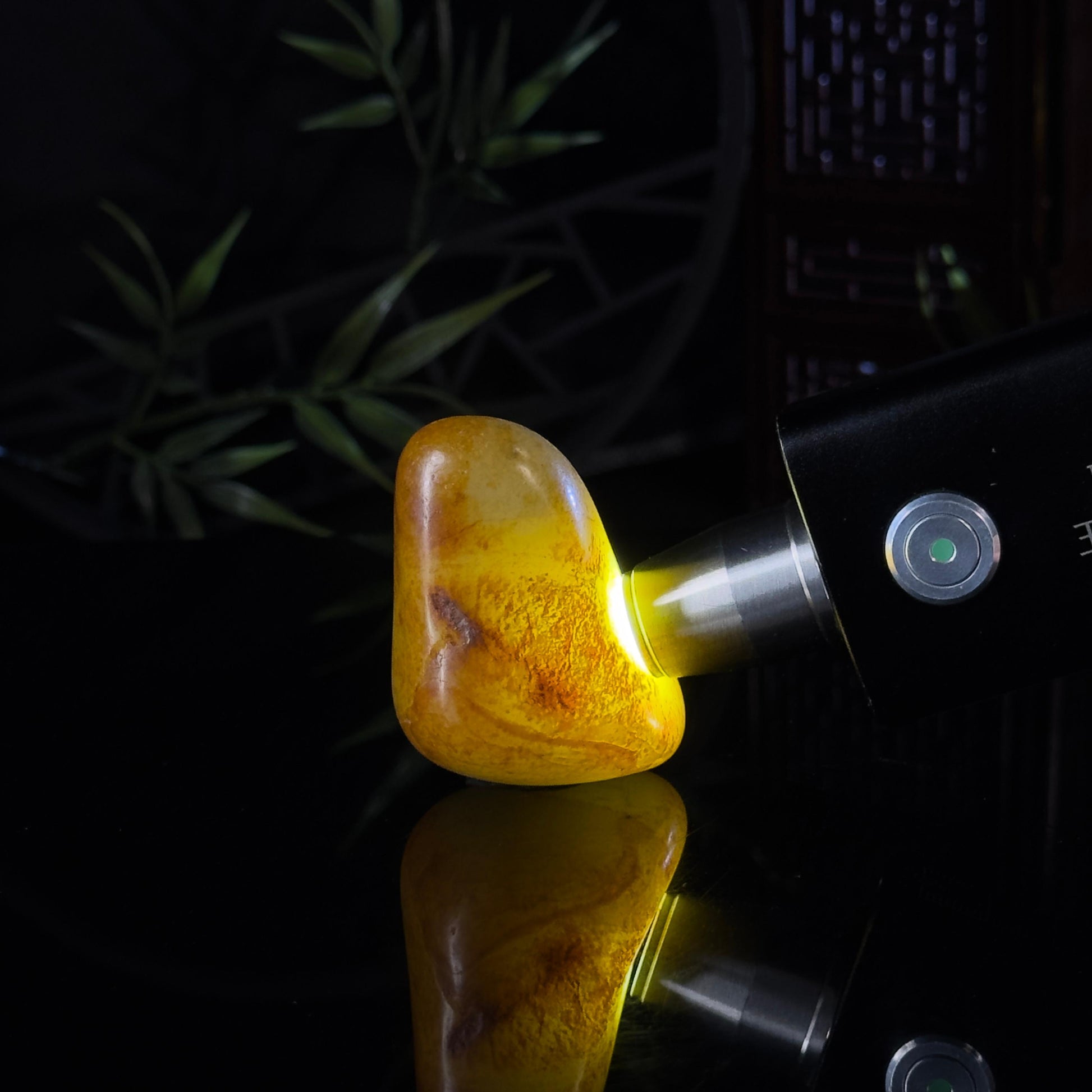 新疆和田玉暖白种聚红皮珍品手把件小摆件双用籽（yc470783）