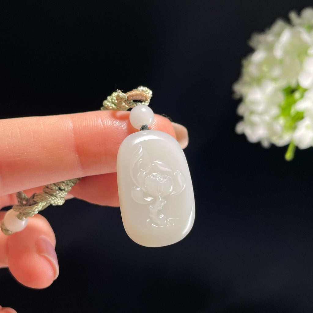 新疆天然和田玉白玉莲花雕刻挂件（yc360347）