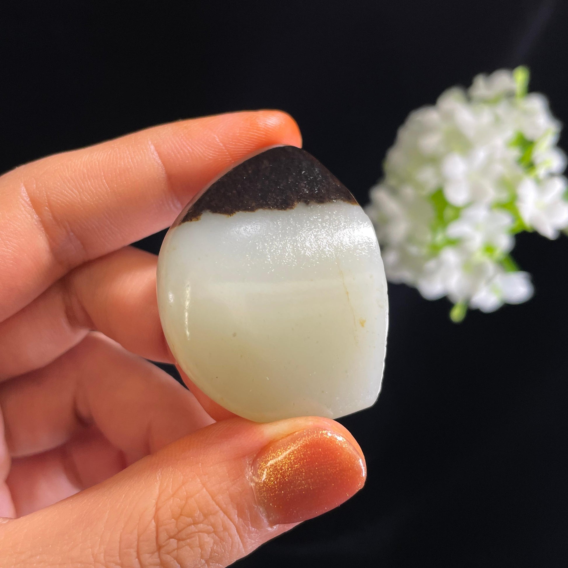 和田玉白玉“黛山映雪”聚黑皮籽料（yc375257）