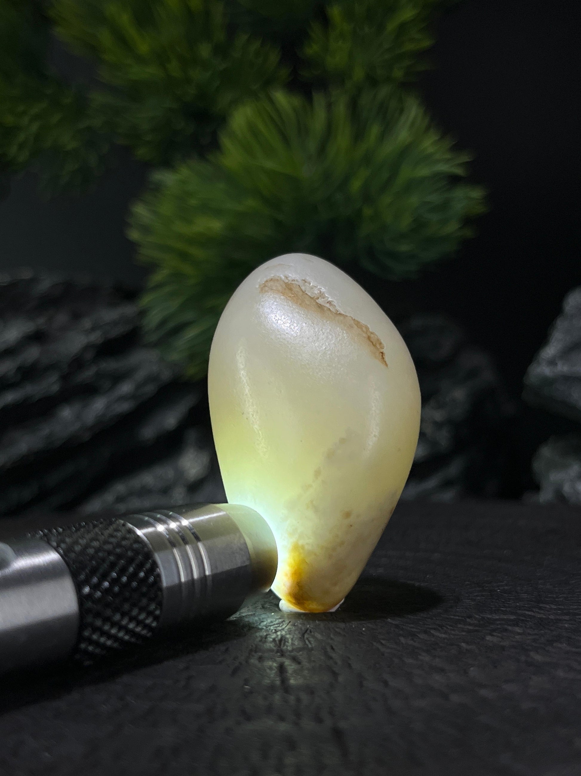 和田玉光白籽一线洒金籽料原石挂坠（yc224570）
