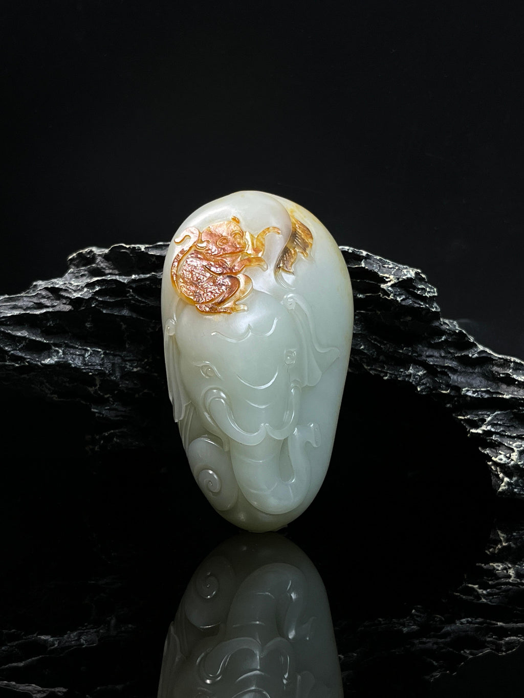 新疆和田玉籽料成品洒金皮手把件大象猴子雕刻件（yc239802）