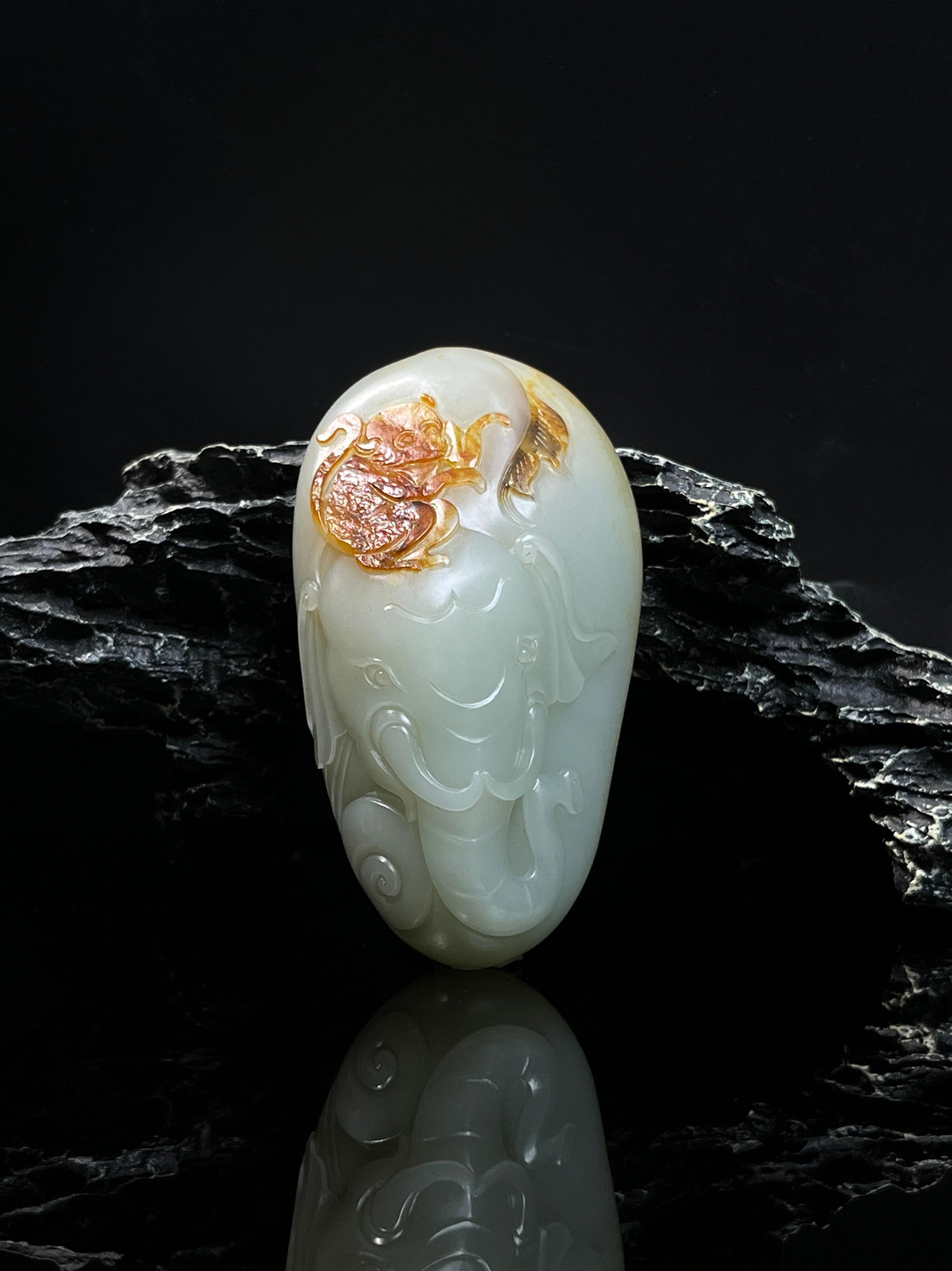 新疆和田玉籽料成品洒金皮手把件大象猴子雕刻件（yc239802）