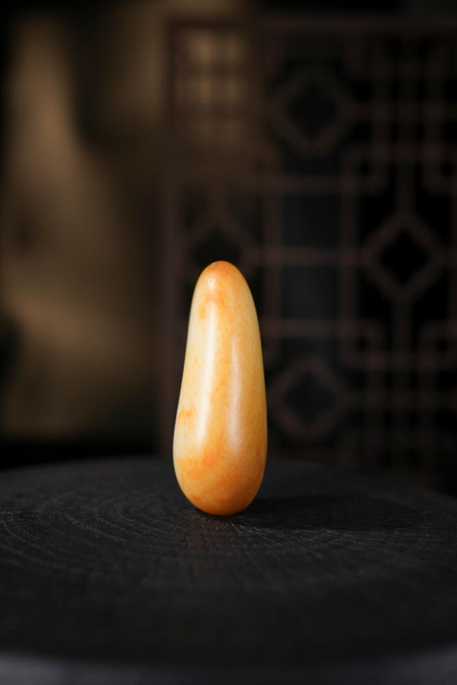 新疆和田玉黄皮“金芒玉卵”籽料原石手把件（yc238735）