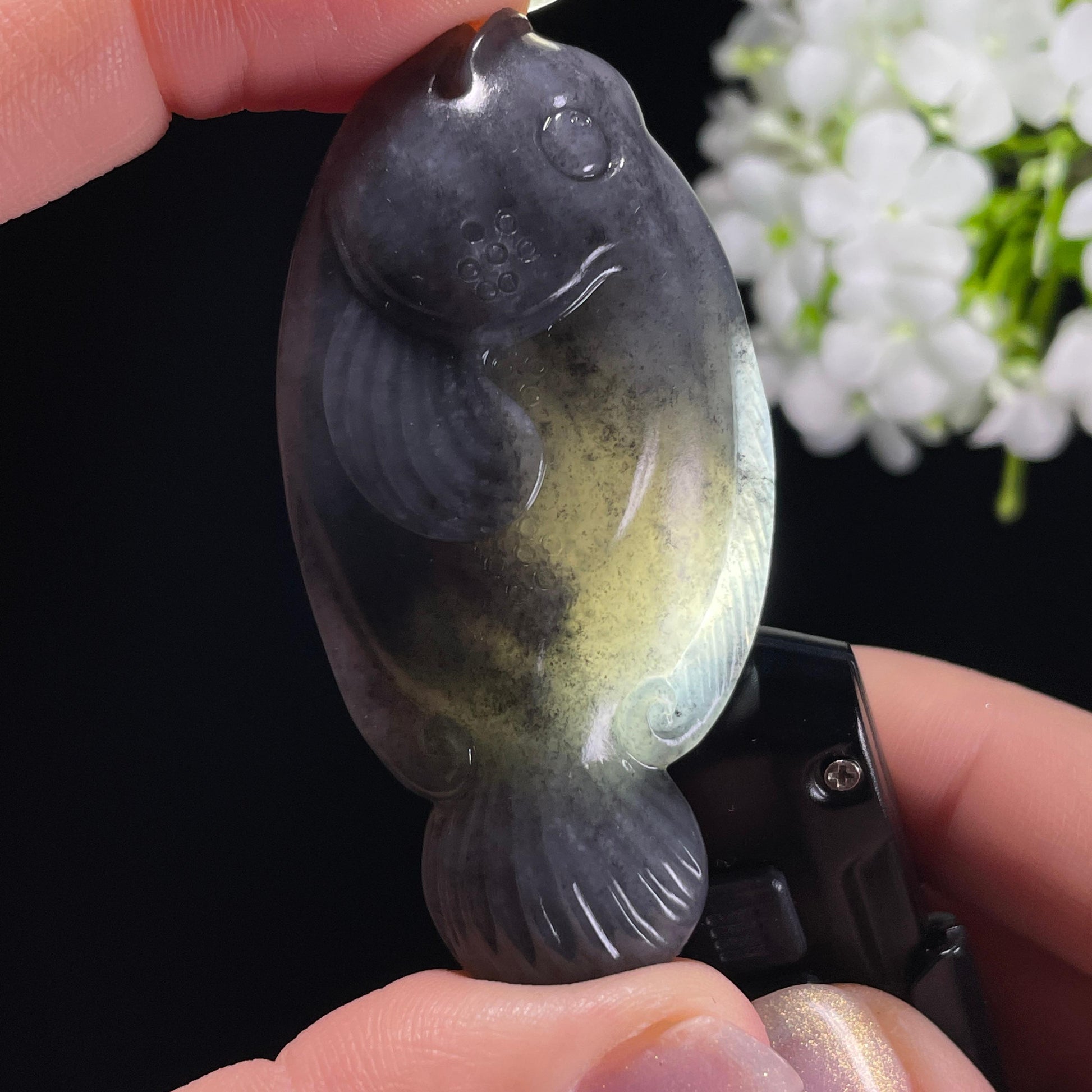 和田玉青花籽料“富贵有余”鱼雕刻挂件（yc325641）