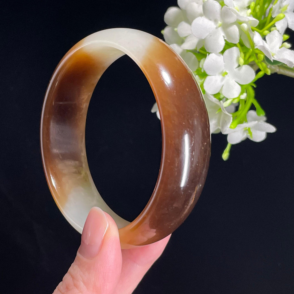 A新疆天然和田玉“秋霜琥珀”且末糖白料手镯（卡60）（yc309469）